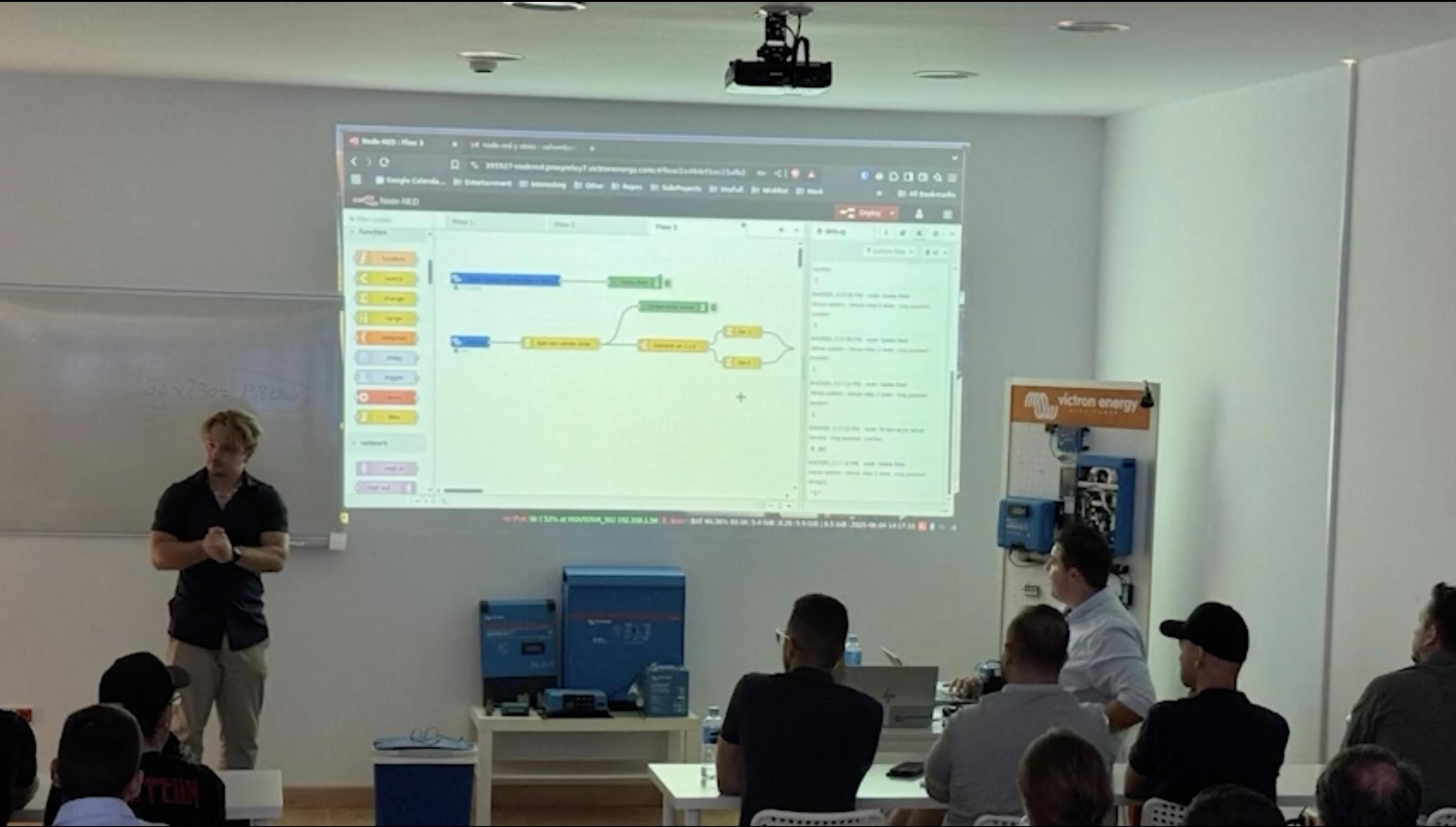 Seminario de Node-RED para instaladores de Victron Energy mostrando flujos de automatizacion