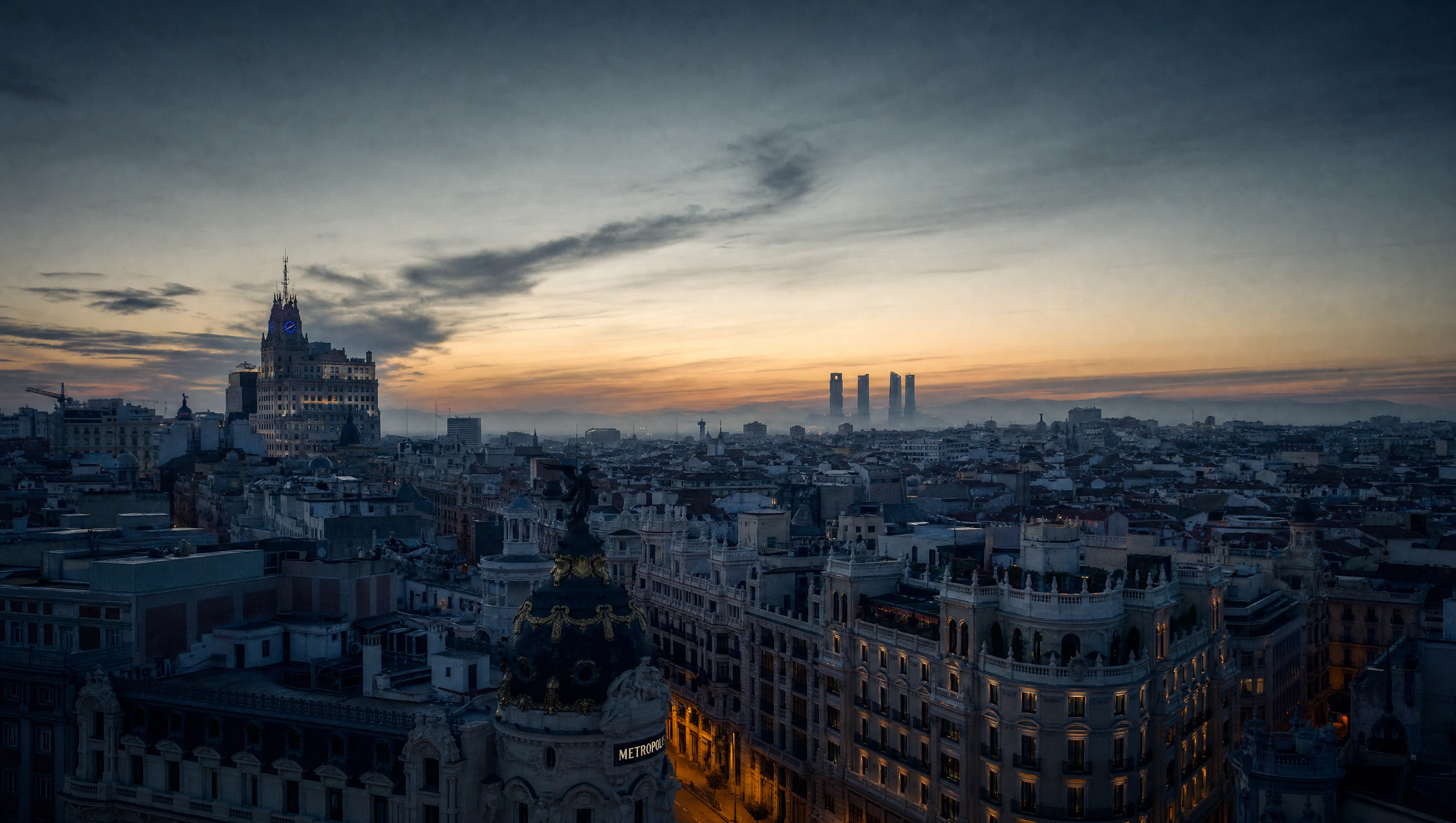 Skyline urbano al amanecer · Solventus Academy